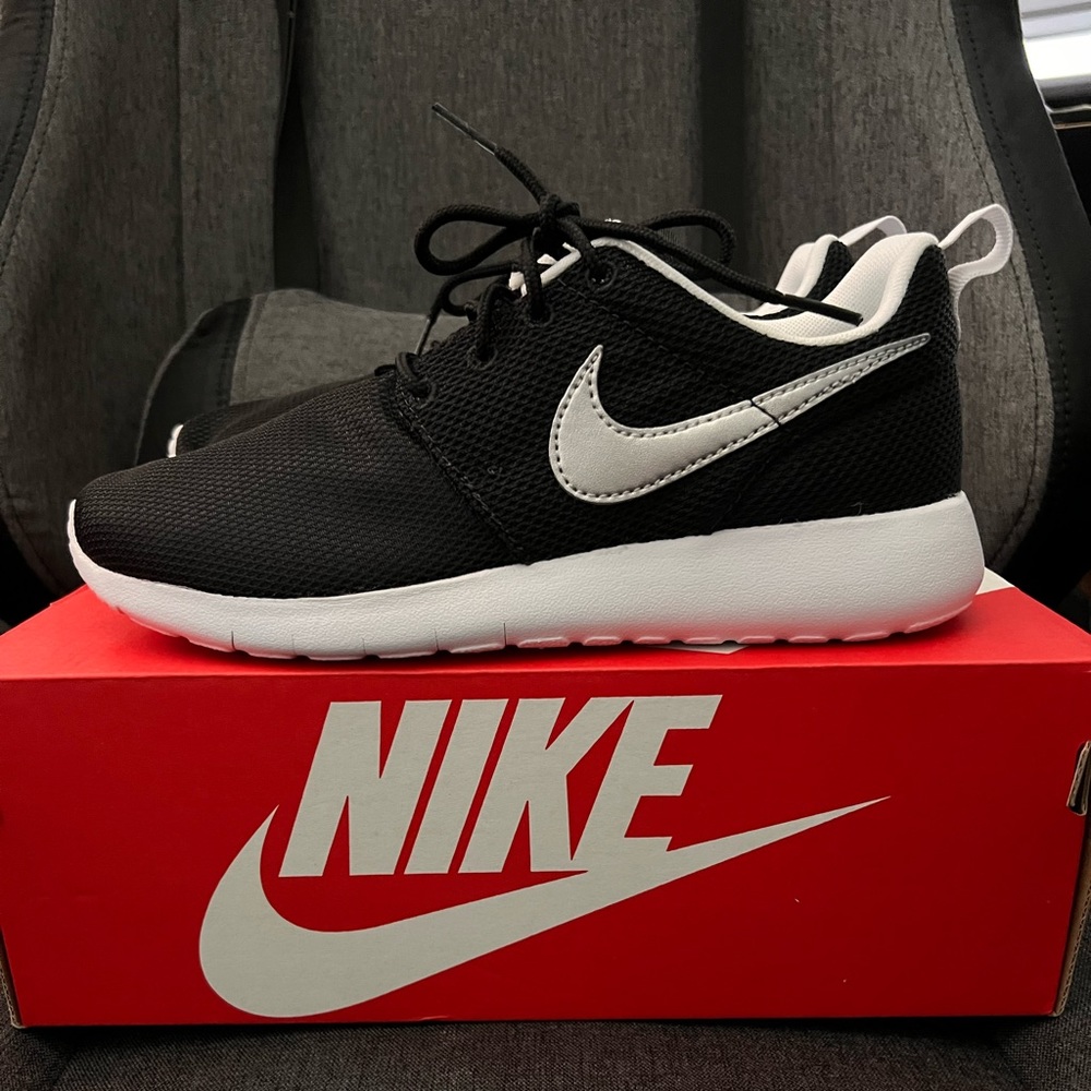 Nike Roshe One GS 'Black Metallic Silver